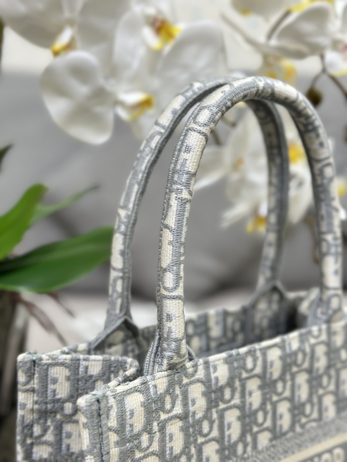 Handbag Dior M1286 size 26.5 x 21 x 14 cm