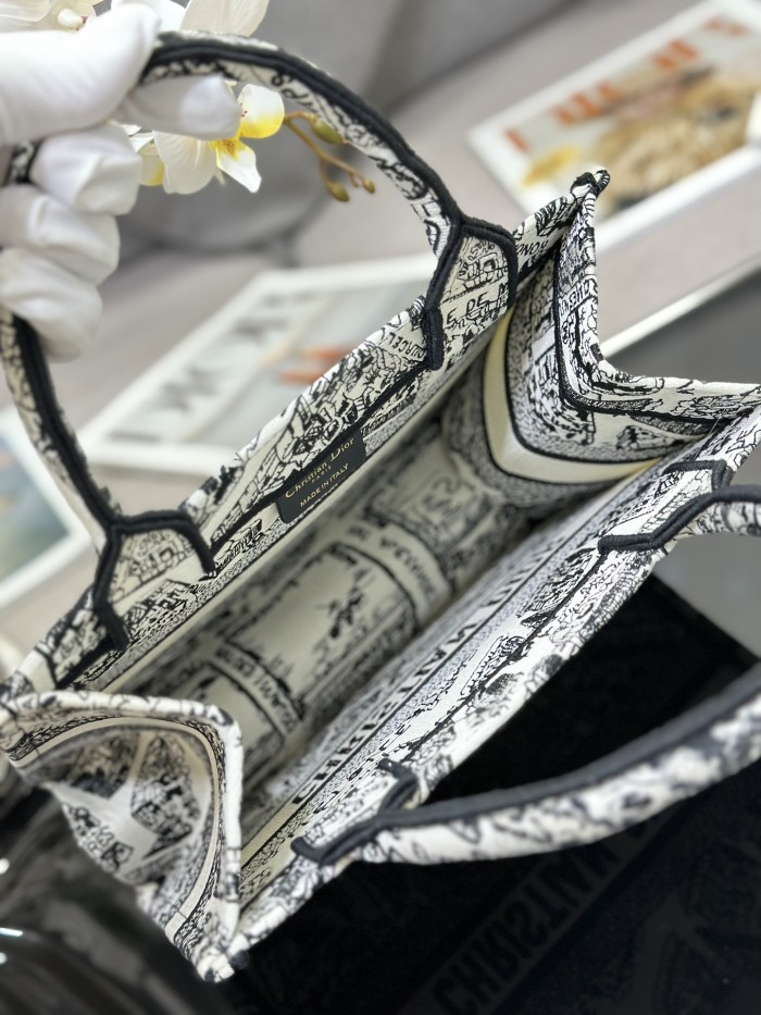 Handbag Dior M1286 size 26.5 x 21 x 14 cm