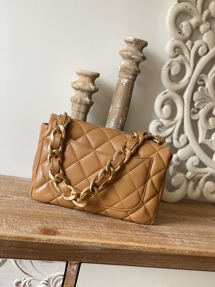 Handbag Chanel 3215 size 18*27*8 cm