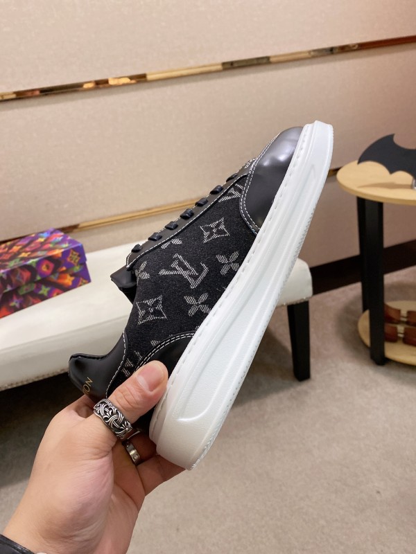 Louis Vuitton Low Top sneaker 107