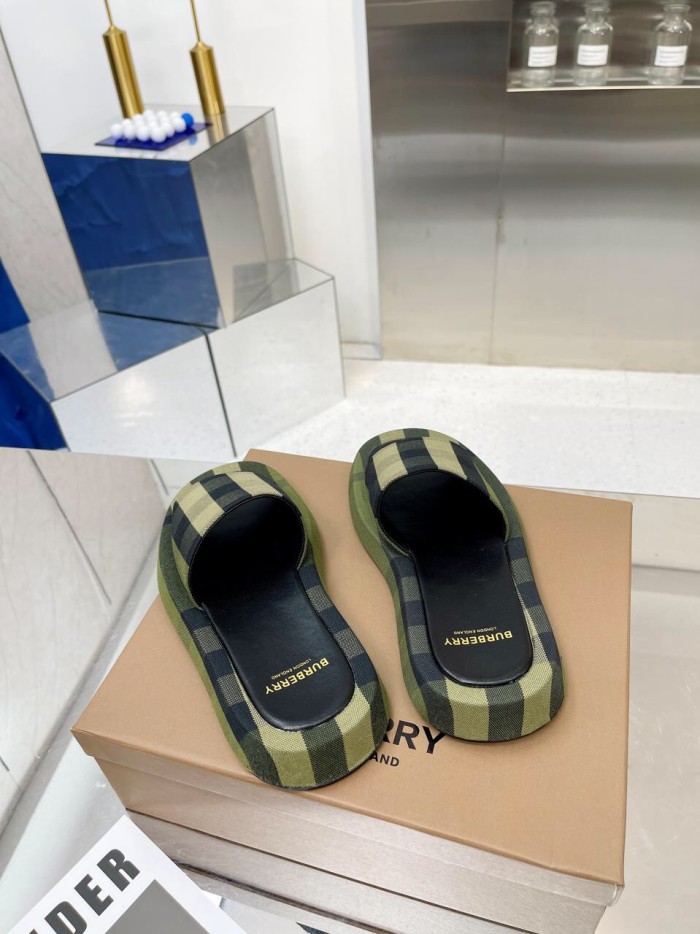 BURBERRY Buckingham Slides WOMEN 1