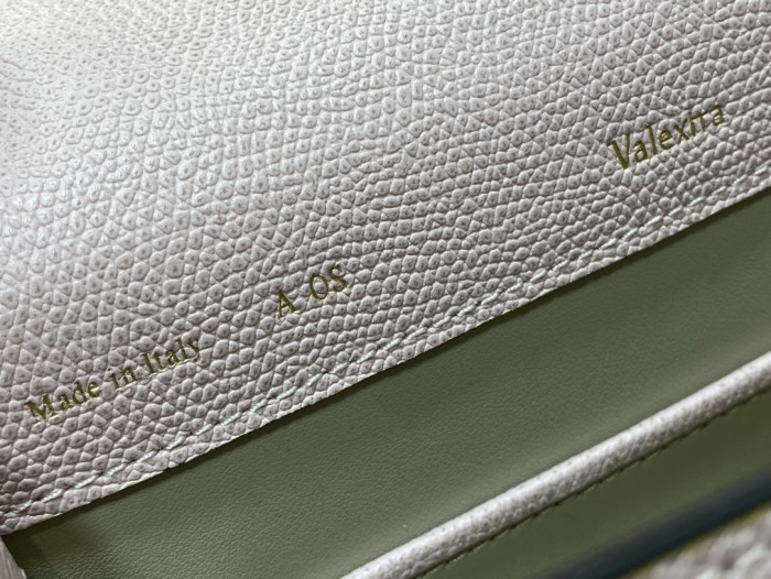 Handbag VALEXTRA size 𝟐𝟐*𝟏𝟔'𝟓*𝟏𝟐 𝐂𝐦