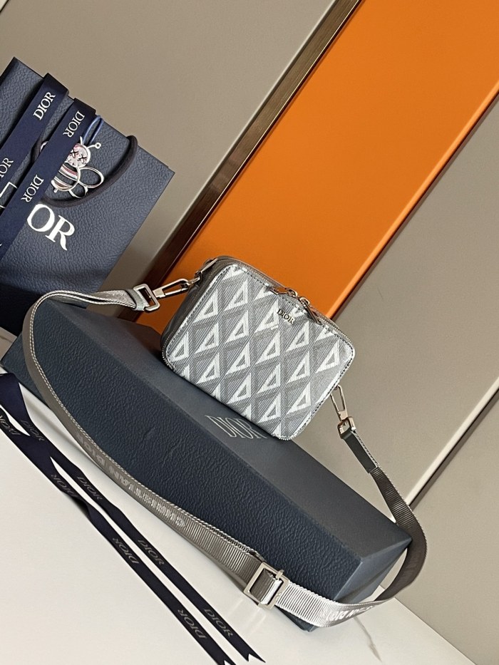 Handbag Dior 93310 size 17×12.5×5 cm