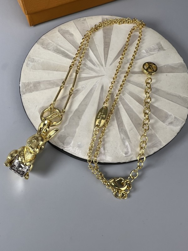 Clothes Louis Vuitton 100