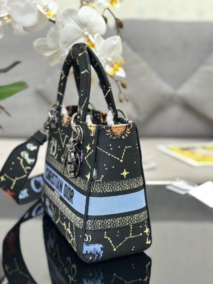 Handbag Dior M0565 size 24 x 20 x 11 cm