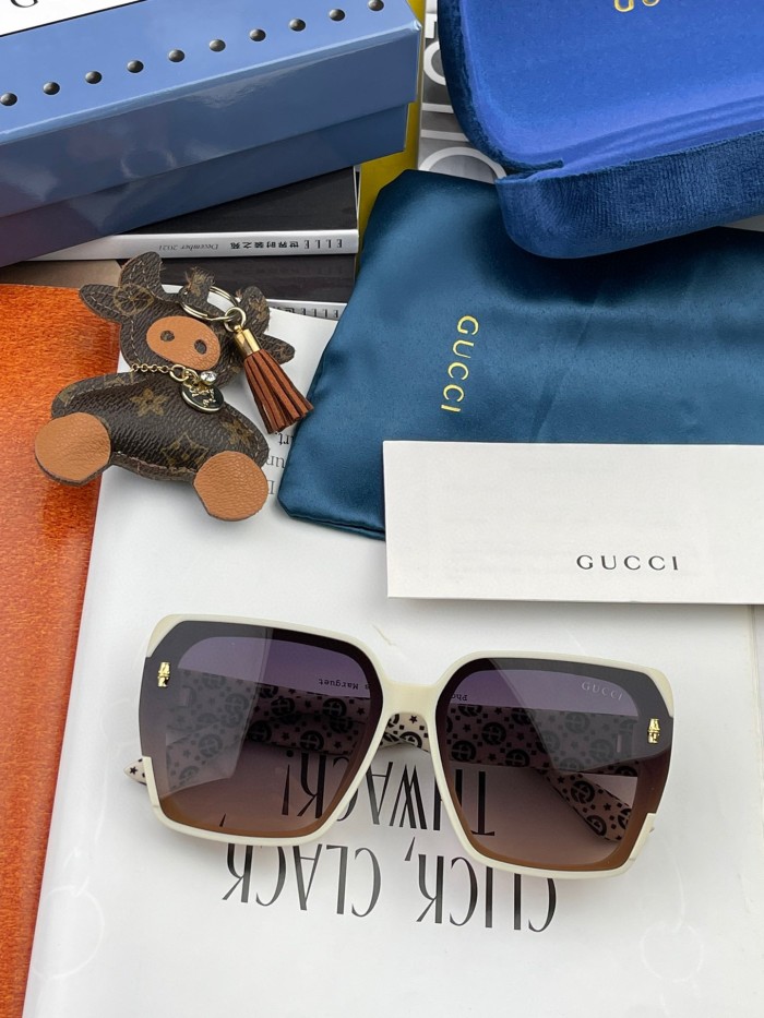 Sunglasses Gucci G7147