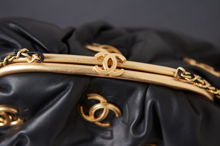 Handbag Chanel AS2137 size 16 27.5 14 cm