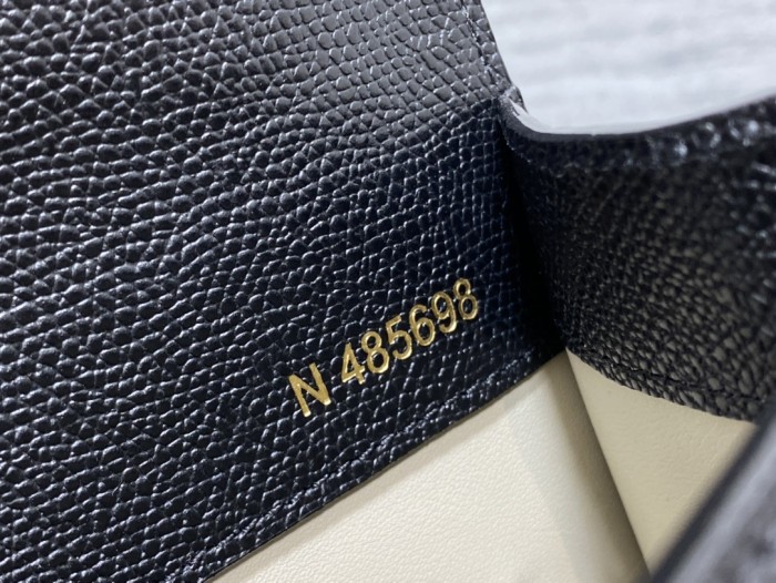 Handbag VALEXTRA size 𝟐𝟐*𝟏𝟔'𝟓*𝟏𝟐 𝐂𝐦