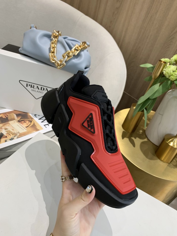 Prada Low Top sneaker 40