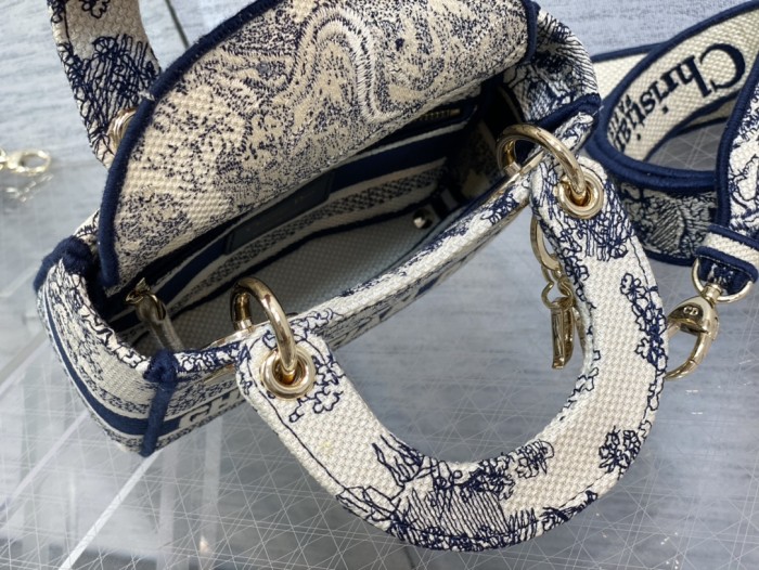 Handbag Dior size 𝟏𝟕 𝐜𝐦