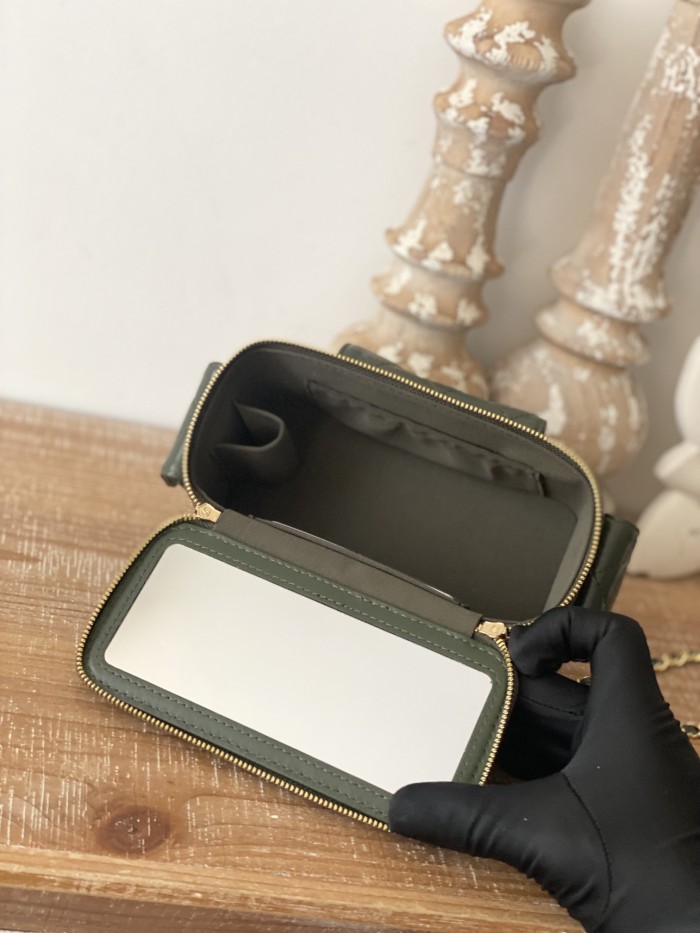 Handbag Chanel 68112 size 10*17*8.5 cm