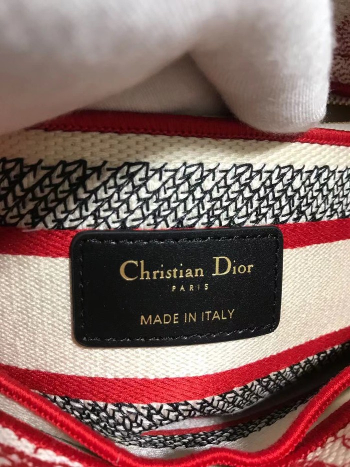Handbag Dior M0565 size 24*20*11 cm