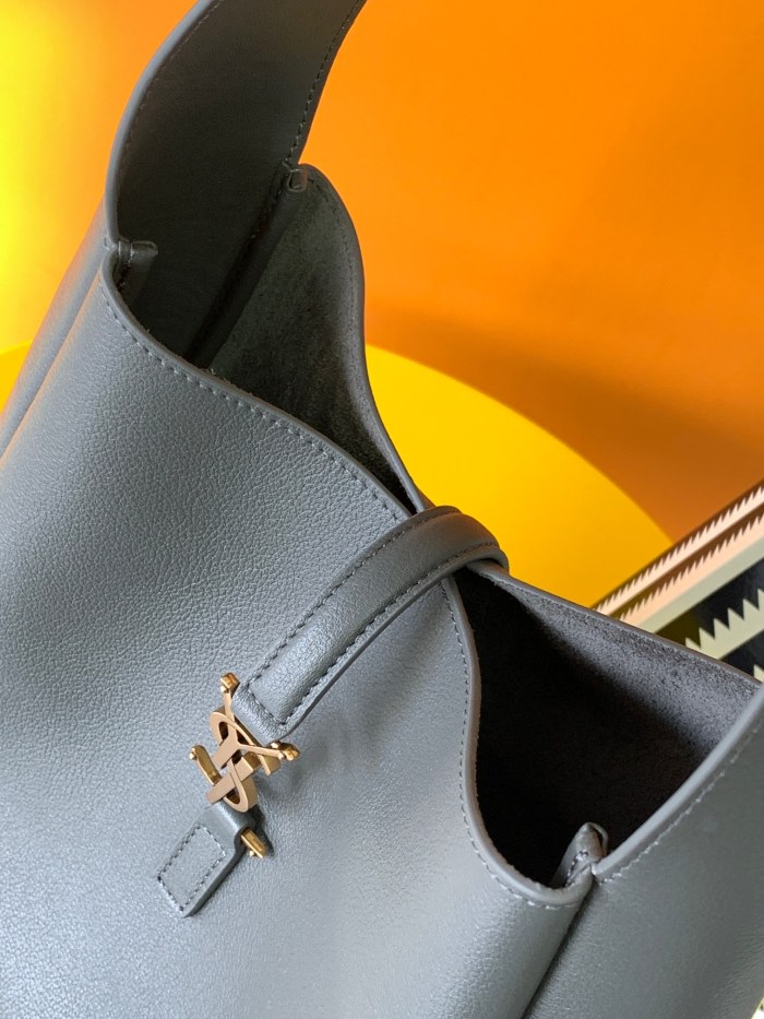 Handbags SAINT LAURENT 713938 size 22x22x10 cm