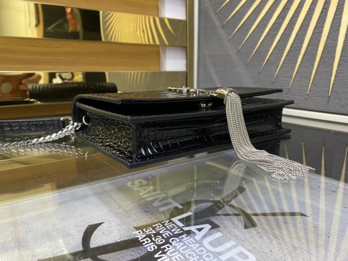 Handbags SAINT LAURENT 452159 size 19x12.5x4 cm