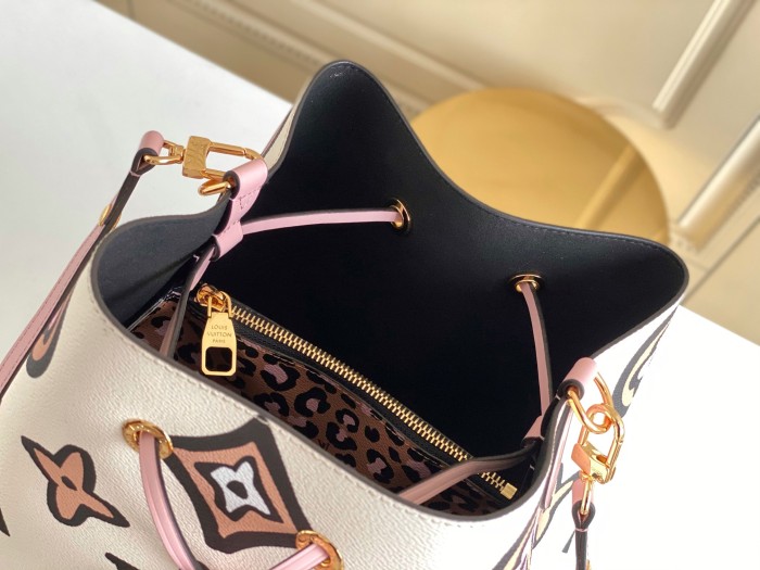 Handbag Louis Vuitton M44679 size 26.0 x 26.0 x 17.5 cm