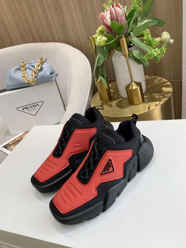 Prada Low Top sneaker 40