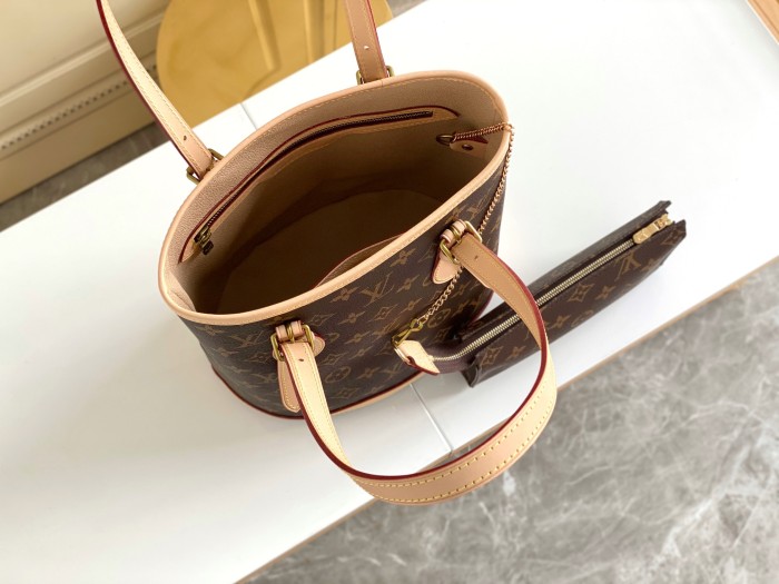Handbag Louis Vuitton M42238 size 23 x 15 x 26 cm