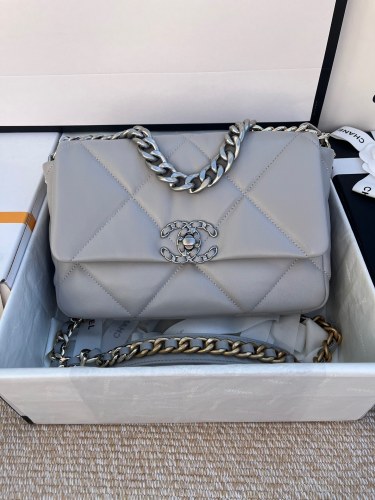 Handbag Chanel size 26cm／30 cm