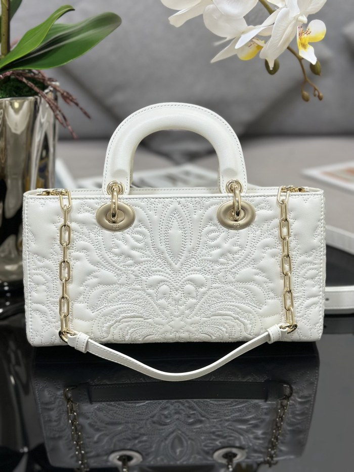 Handbag Dior M0540 size 26 x 13.5 x 5 cm