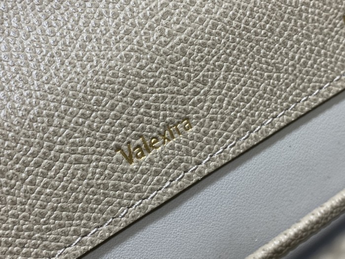 Handbag VALEXTRA size 𝟐𝟐*𝟏𝟔'𝟓*𝟏𝟐 𝐂𝐦