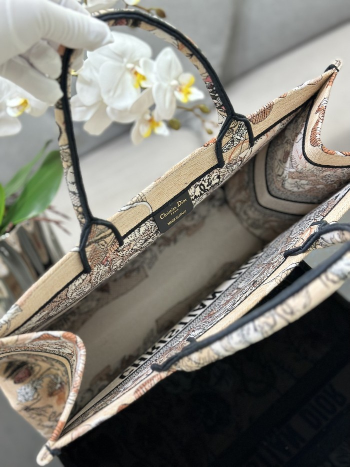 Handbag Dior M1286 size 42 x 35 x 18.5 cm