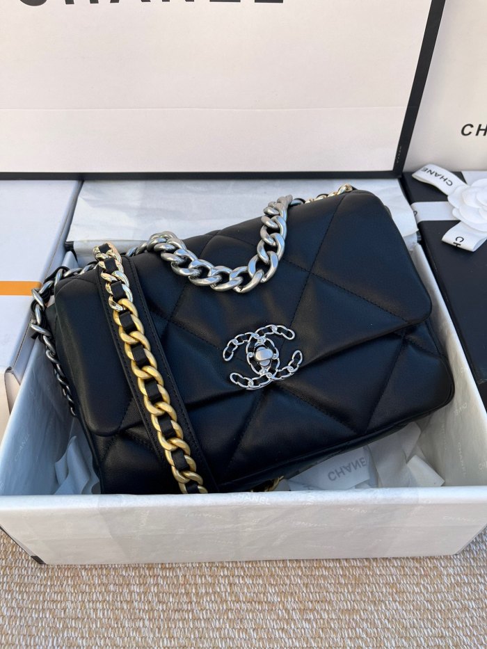 Handbag Chanel size 26cm／30 cm