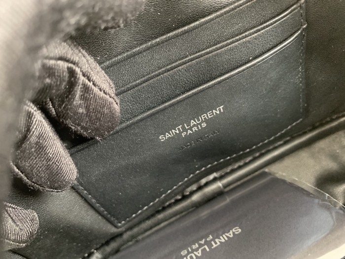 Handbags SAINT LAURENT 585040 size 19-11-5 cm