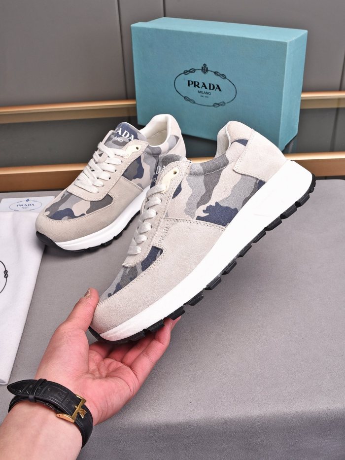 Prada Low Top sneaker 31