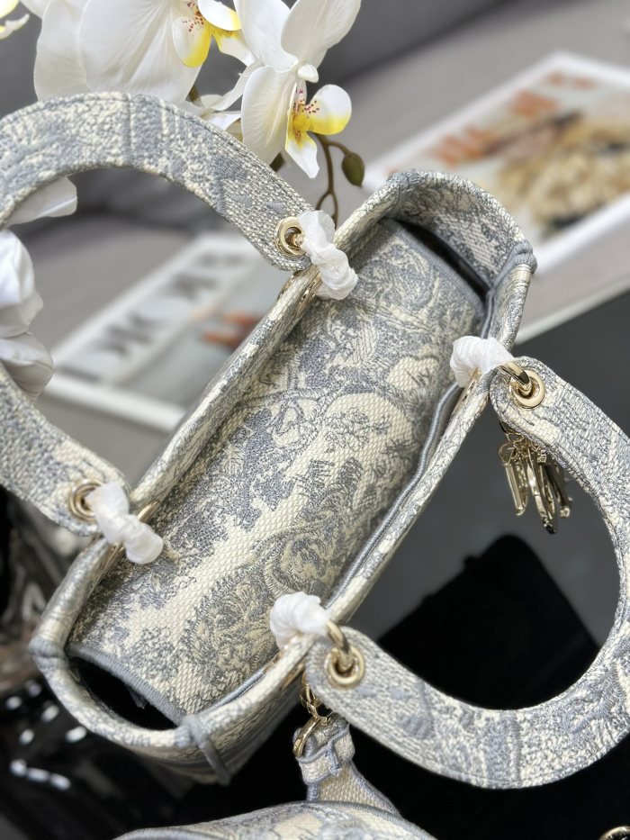 Handbag Dior M0565 size 24 x 20 x 11 cm