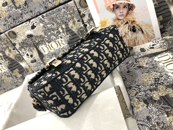 Handbag Dior M1241 size 23 x 15 x 8 cm