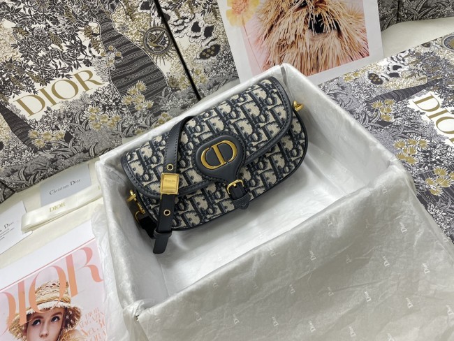 Handbag Dior M9327 size 22 x 13 x 5 cm