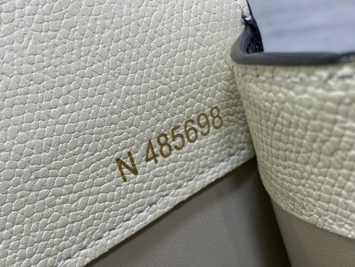 Handbag VALEXTRA size 𝟐𝟐*𝟏𝟔'𝟓*𝟏𝟐 𝐂𝐦