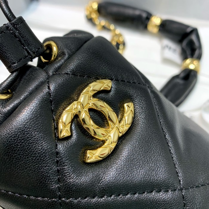 Handbag Chanel 82330 size 10 9 9 cm