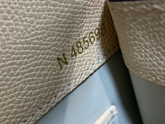 Handbag VALEXTRA size 𝟐𝟐*𝟏𝟔'𝟓*𝟏𝟐 𝐂𝐦