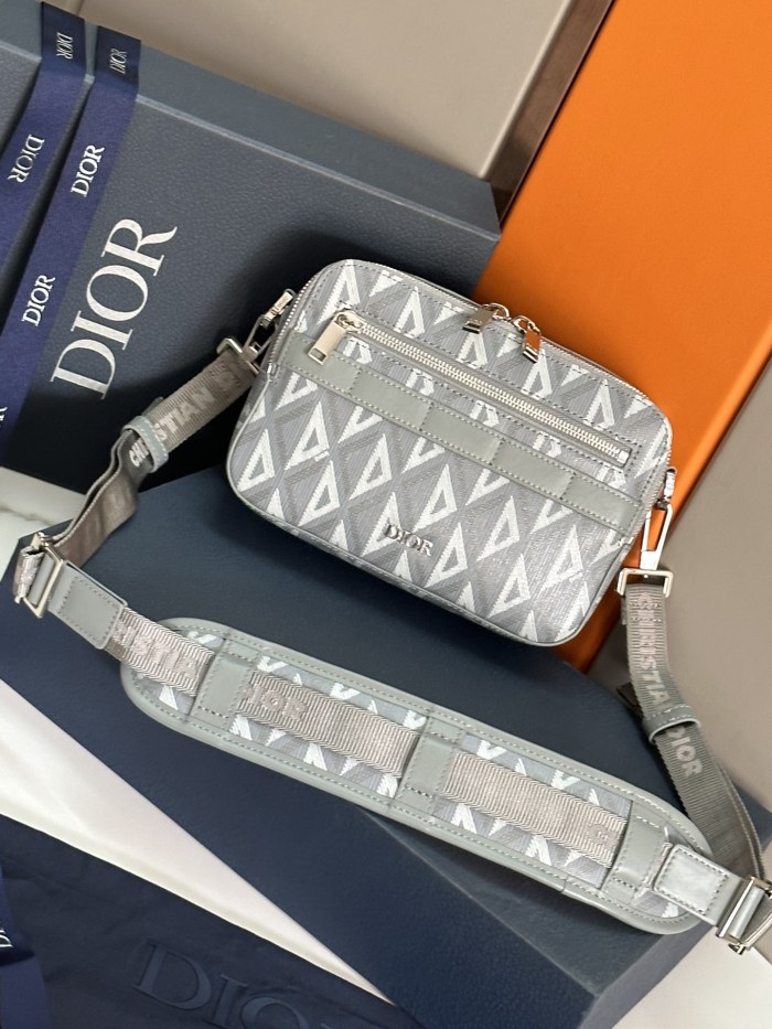 Handbag Dior 93307 size 22 x 15 x 6 cm