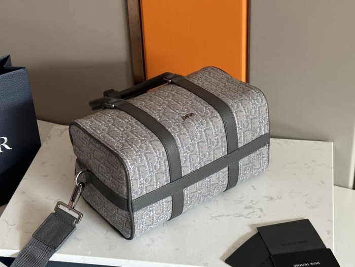 Handbag Dior 93337 size 26 x 16x 14.5 cm