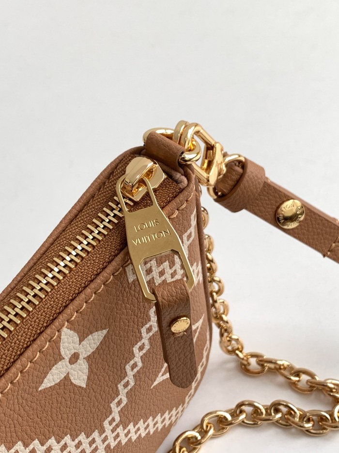 Handbag Louis Vuitton M81137 size 19x 11.5 x 3 cm