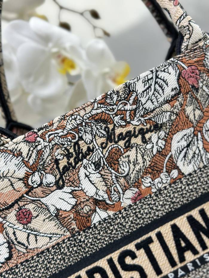 Handbag Dior M1286 size 36 x 27.5 x 16.5 cm