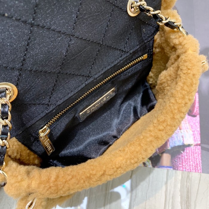 Handbag Chanel AS0321 size 18 13 8 cm