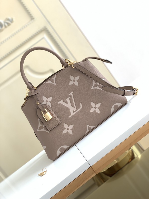 Handbag Louis Vuitton 58914 size 29 x 18 x 12.5 cm