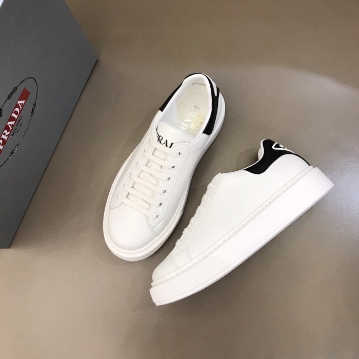 Prada Low Top sneaker 33