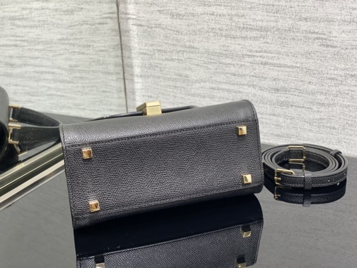 Handbag VALEXTRA size 𝟏𝟗'𝟓*𝟏𝟒*𝟗'𝟓 𝐂𝐦