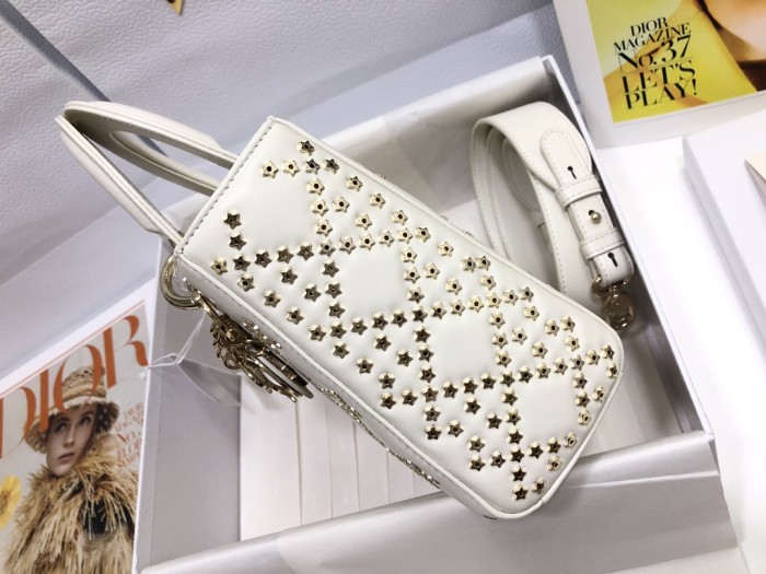 Handbag Dior M0538 size 20 x 16.5 x 8 cm