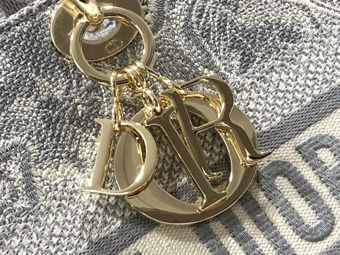 Handbag Dior M0566 size 32 x 25 x 11 cm