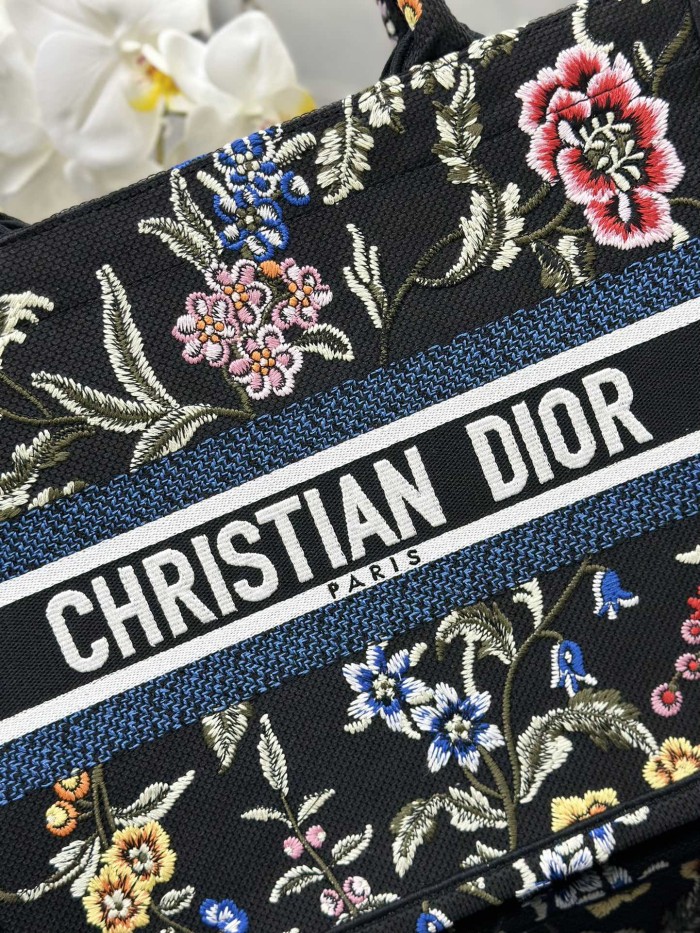 Handbag Dior M1286 size 42 x 35 x 18.5 cm