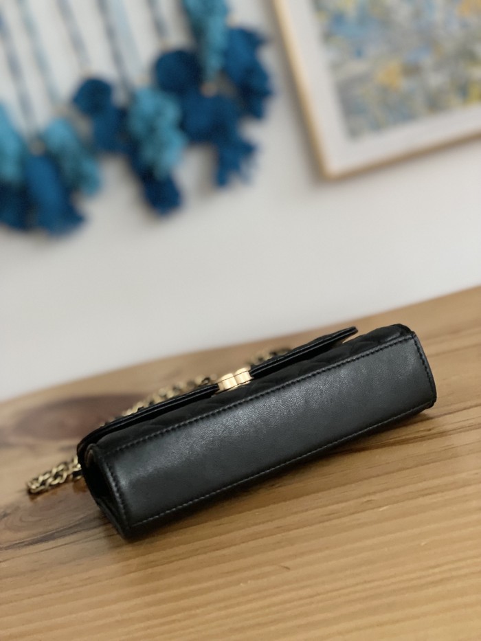 Handbag Chanel AP81214 size 10*18*4.5 cm