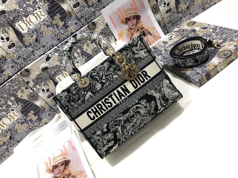 Handbag Dior M0566 size 32 x 25 x 11 cm