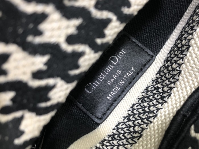 Handbag Dior M0505 size 17 x 15 x 7 cm