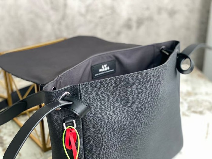 Handbag Louis Vuitton M45971 size 39 x 23 x 12.5 cm
