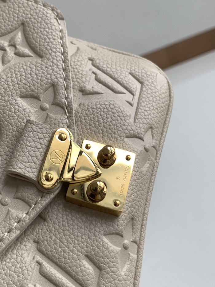 Handbag Louis Vuitton M81390 size 14 x 11 x 3.5 cm